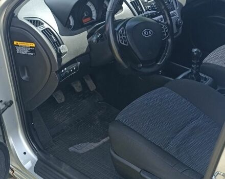 Серый Киа Сид, объемом двигателя 1.6 л и пробегом 255 тыс. км за 4800 $, фото 6 на Automoto.ua