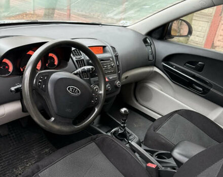 Серый Киа Сид, объемом двигателя 1.4 л и пробегом 220 тыс. км за 3999 $, фото 7 на Automoto.ua