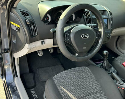 Серый Киа Сид, объемом двигателя 1.4 л и пробегом 350 тыс. км за 4600 $, фото 7 на Automoto.ua
