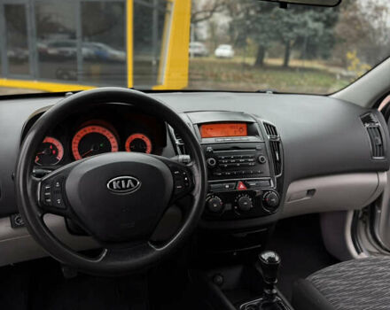 Серый Киа Сид, объемом двигателя 1.4 л и пробегом 274 тыс. км за 3600 $, фото 16 на Automoto.ua