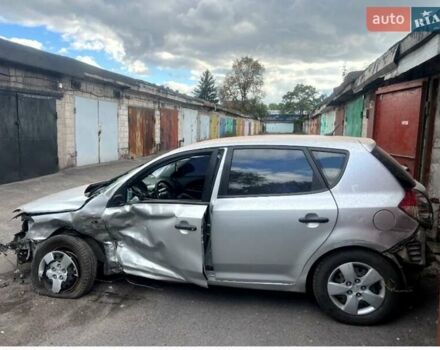 Серый Киа Сид, объемом двигателя 1.6 л и пробегом 141 тыс. км за 2000 $, фото 1 на Automoto.ua
