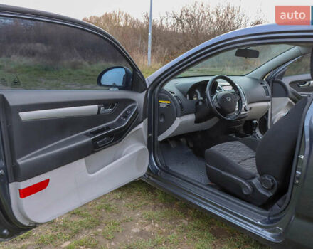 Серый Киа Сид, объемом двигателя 1.59 л и пробегом 211 тыс. км за 7000 $, фото 10 на Automoto.ua