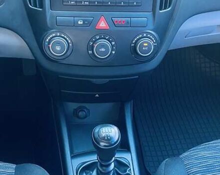 Серый Киа Сид, объемом двигателя 1.58 л и пробегом 250 тыс. км за 5500 $, фото 24 на Automoto.ua