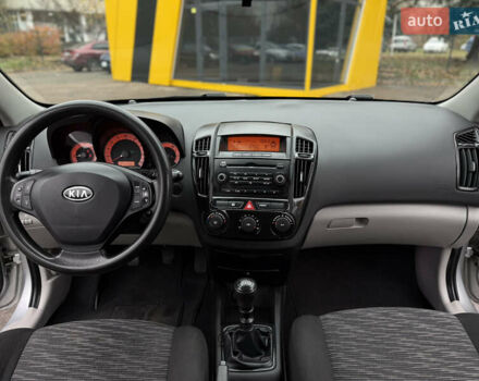 Серый Киа Сид, объемом двигателя 1.4 л и пробегом 274 тыс. км за 3600 $, фото 11 на Automoto.ua