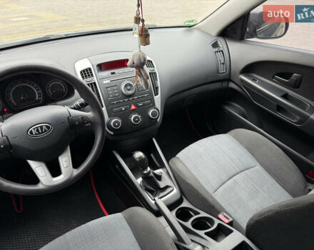 Серый Киа Сид, объемом двигателя 1.4 л и пробегом 200 тыс. км за 4999 $, фото 11 на Automoto.ua
