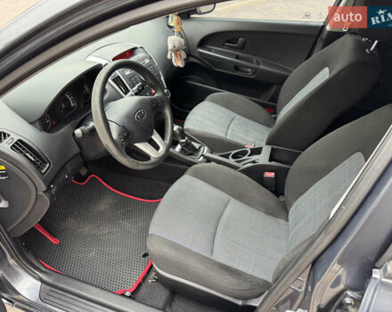 Серый Киа Сид, объемом двигателя 1.4 л и пробегом 200 тыс. км за 4999 $, фото 8 на Automoto.ua