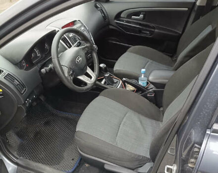 Серый Киа Сид, объемом двигателя 1.4 л и пробегом 160 тыс. км за 5500 $, фото 8 на Automoto.ua