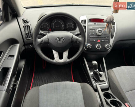 Серый Киа Сид, объемом двигателя 1.4 л и пробегом 200 тыс. км за 4999 $, фото 10 на Automoto.ua