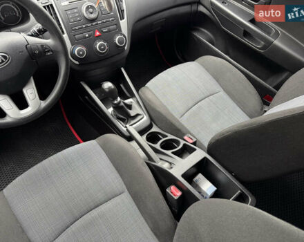 Серый Киа Сид, объемом двигателя 1.4 л и пробегом 200 тыс. км за 4999 $, фото 12 на Automoto.ua