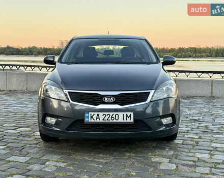 Серый Киа Сид, объемом двигателя 1.59 л и пробегом 300 тыс. км за 6999 $, фото 3 на Automoto.ua