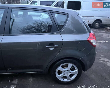 Серый Киа Сид, объемом двигателя 1.58 л и пробегом 187 тыс. км за 6500 $, фото 6 на Automoto.ua