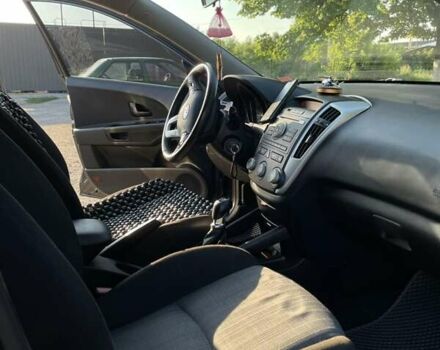 Серый Киа Сид, объемом двигателя 1.4 л и пробегом 200 тыс. км за 7300 $, фото 2 на Automoto.ua