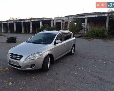 Серый Киа Сид, объемом двигателя 1.6 л и пробегом 350 тыс. км за 5000 $, фото 4 на Automoto.ua