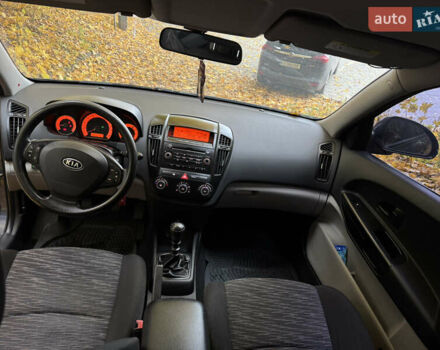 Серый Киа Сид, объемом двигателя 1.4 л и пробегом 800 тыс. км за 5499 $, фото 7 на Automoto.ua