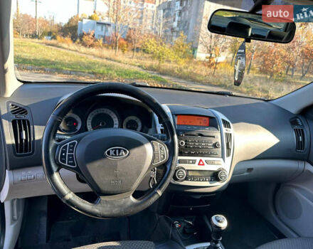Серый Киа Сид, объемом двигателя 1.6 л и пробегом 308 тыс. км за 6100 $, фото 5 на Automoto.ua