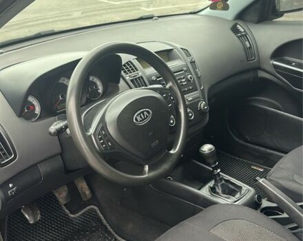 Серый Киа Сид, объемом двигателя 1.4 л и пробегом 258 тыс. км за 4599 $, фото 4 на Automoto.ua