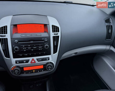 Серый Киа Сид, объемом двигателя 1.4 л и пробегом 143 тыс. км за 6500 $, фото 29 на Automoto.ua