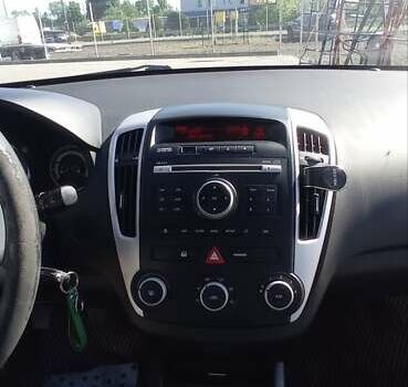 Серый Киа Сид, объемом двигателя 1.4 л и пробегом 210 тыс. км за 6300 $, фото 7 на Automoto.ua