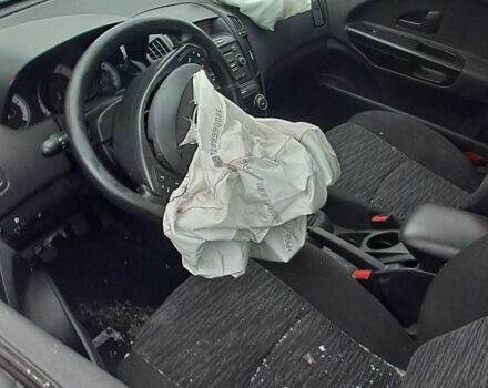 Серый Киа Сид, объемом двигателя 1.4 л и пробегом 214 тыс. км за 1600 $, фото 2 на Automoto.ua