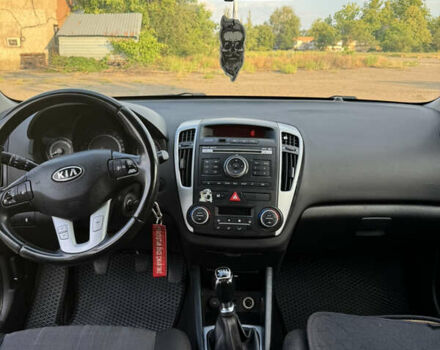 Серый Киа Сид, объемом двигателя 1.6 л и пробегом 250 тыс. км за 5000 $, фото 2 на Automoto.ua