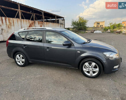 Серый Киа Сид, объемом двигателя 1.6 л и пробегом 250 тыс. км за 5000 $, фото 1 на Automoto.ua