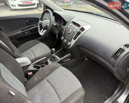 Серый Киа Сид, объемом двигателя 1.4 л и пробегом 250 тыс. км за 4999 $, фото 8 на Automoto.ua