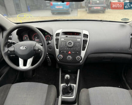 Серый Киа Сид, объемом двигателя 1.4 л и пробегом 250 тыс. км за 4999 $, фото 9 на Automoto.ua