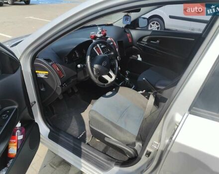 Серый Киа Сид, объемом двигателя 1.6 л и пробегом 225 тыс. км за 6600 $, фото 4 на Automoto.ua