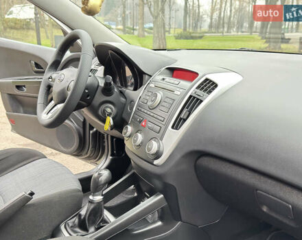 Серый Киа Сид, объемом двигателя 1.59 л и пробегом 187 тыс. км за 6700 $, фото 46 на Automoto.ua