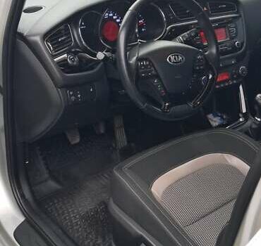 Серый Киа Сид, объемом двигателя 1.58 л и пробегом 128 тыс. км за 10000 $, фото 8 на Automoto.ua
