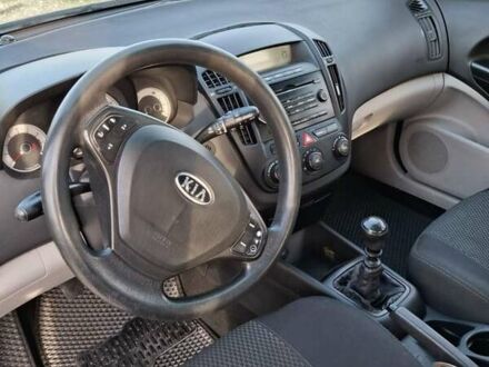 Серый Киа Сид, объемом двигателя 1.4 л и пробегом 258 тыс. км за 5000 $, фото 1 на Automoto.ua