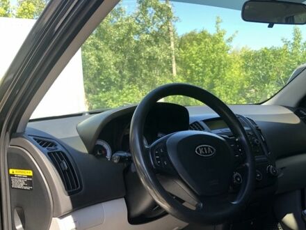Серый Киа Сид, объемом двигателя 1.6 л и пробегом 300 тыс. км за 6250 $, фото 1 на Automoto.ua