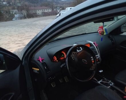 Серый Киа Сид, объемом двигателя 1.6 л и пробегом 230 тыс. км за 5500 $, фото 1 на Automoto.ua