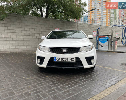 Белый Киа Cerato KOUP, объемом двигателя 2 л и пробегом 237 тыс. км за 8100 $, фото 5 на Automoto.ua