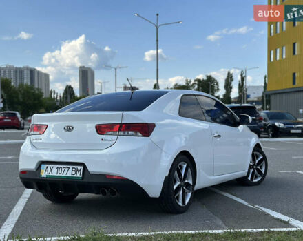 Белый Киа Cerato KOUP, объемом двигателя 2 л и пробегом 125 тыс. км за 8150 $, фото 4 на Automoto.ua