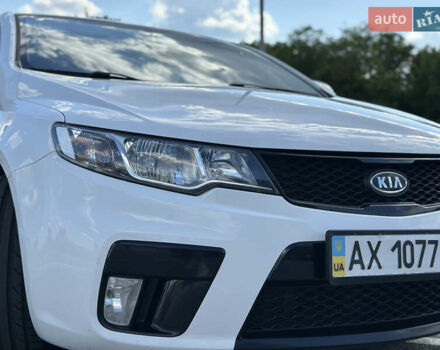 Белый Киа Cerato KOUP, объемом двигателя 2 л и пробегом 125 тыс. км за 8150 $, фото 5 на Automoto.ua