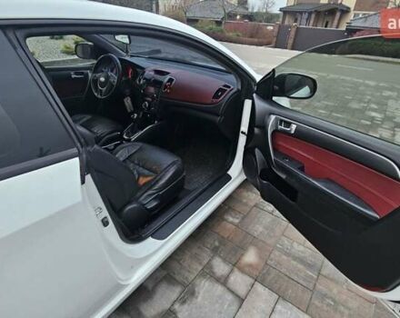 Белый Киа Cerato KOUP, объемом двигателя 2 л и пробегом 138 тыс. км за 8300 $, фото 9 на Automoto.ua