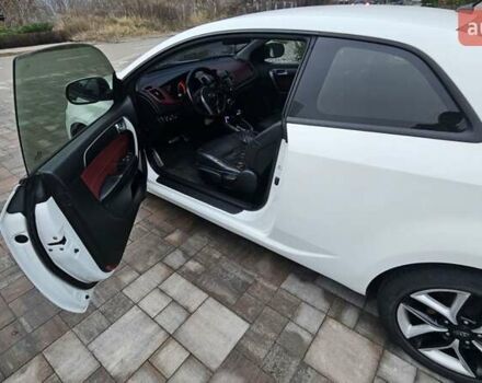 Белый Киа Cerato KOUP, объемом двигателя 2 л и пробегом 138 тыс. км за 8300 $, фото 5 на Automoto.ua