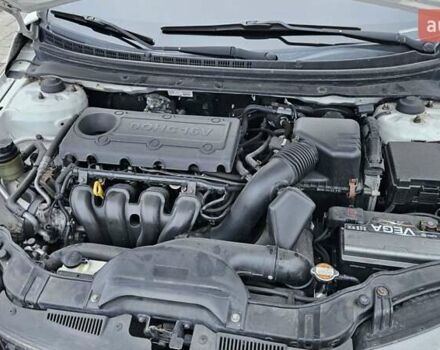 Белый Киа Cerato KOUP, объемом двигателя 2 л и пробегом 138 тыс. км за 8300 $, фото 8 на Automoto.ua