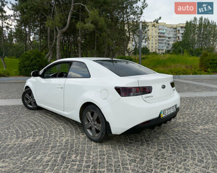 Белый Киа Cerato KOUP, объемом двигателя 1.6 л и пробегом 114 тыс. км за 10000 $, фото 7 на Automoto.ua