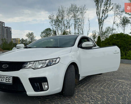 Белый Киа Cerato KOUP, объемом двигателя 1.6 л и пробегом 114 тыс. км за 10000 $, фото 5 на Automoto.ua