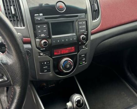 Білий Кіа Cerato KOUP, об'ємом двигуна 2 л та пробігом 174 тис. км за 8500 $, фото 12 на Automoto.ua