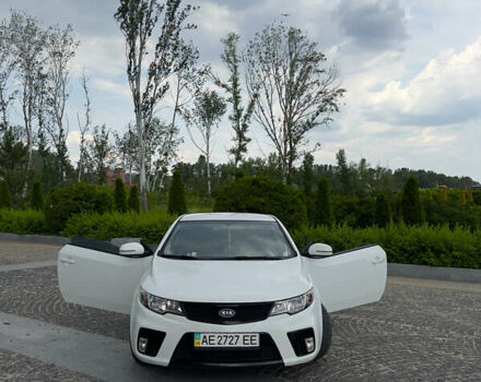 Белый Киа Cerato KOUP, объемом двигателя 1.6 л и пробегом 114 тыс. км за 10000 $, фото 4 на Automoto.ua