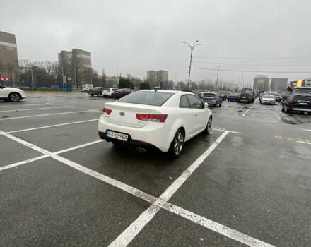 Білий Кіа Cerato KOUP, об'ємом двигуна 2 л та пробігом 87 тис. км за 9800 $, фото 16 на Automoto.ua