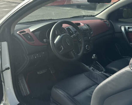 Белый Киа Cerato KOUP, объемом двигателя 2 л и пробегом 200 тыс. км за 8500 $, фото 10 на Automoto.ua