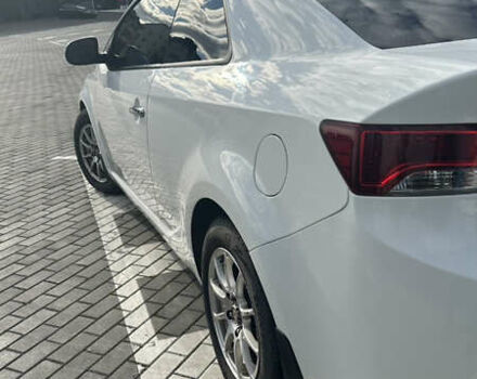 Белый Киа Cerato KOUP, объемом двигателя 2 л и пробегом 200 тыс. км за 8500 $, фото 6 на Automoto.ua