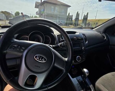 Красный Киа Cerato KOUP, объемом двигателя 1.59 л и пробегом 214 тыс. км за 7700 $, фото 4 на Automoto.ua