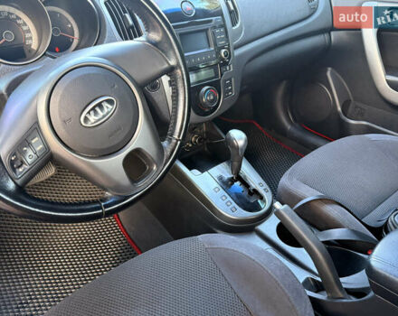 Красный Киа Cerato KOUP, объемом двигателя 1.6 л и пробегом 167 тыс. км за 7000 $, фото 11 на Automoto.ua