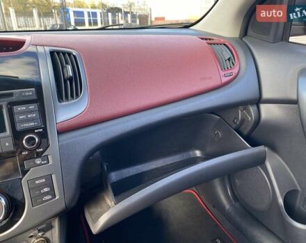 Красный Киа Cerato KOUP, объемом двигателя 2 л и пробегом 107 тыс. км за 10200 $, фото 22 на Automoto.ua