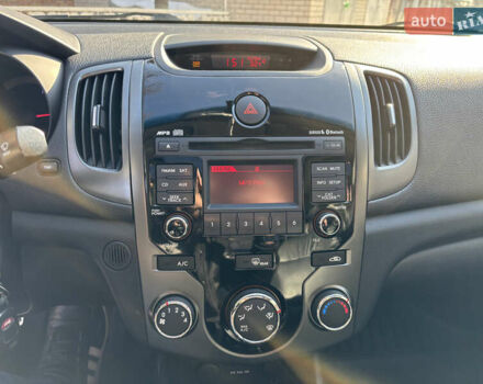 Красный Киа Cerato KOUP, объемом двигателя 2.4 л и пробегом 197 тыс. км за 6300 $, фото 9 на Automoto.ua